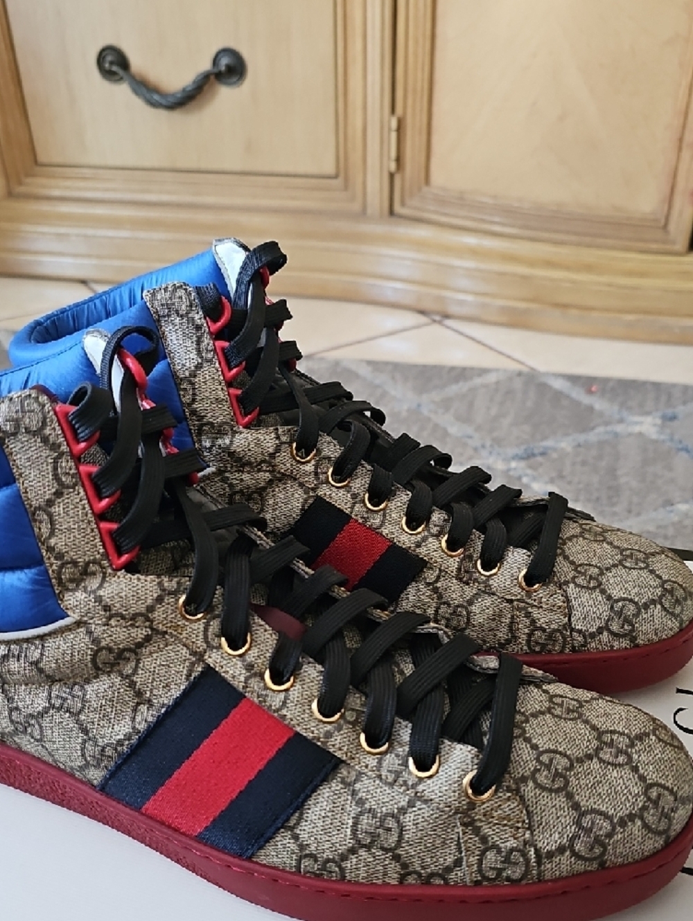 Gucci Men’s High-Top Sneakers in Light Gray Monogram with Blue & Red Accents - Picture 3 of 14